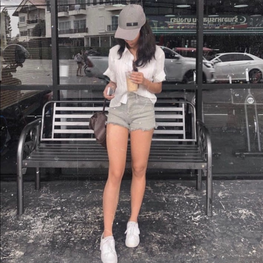 Hi! This is Pratiksha🤍🦋 Here to clear out pre-loved pieces from my wardrobe! - Picture 1 of 8